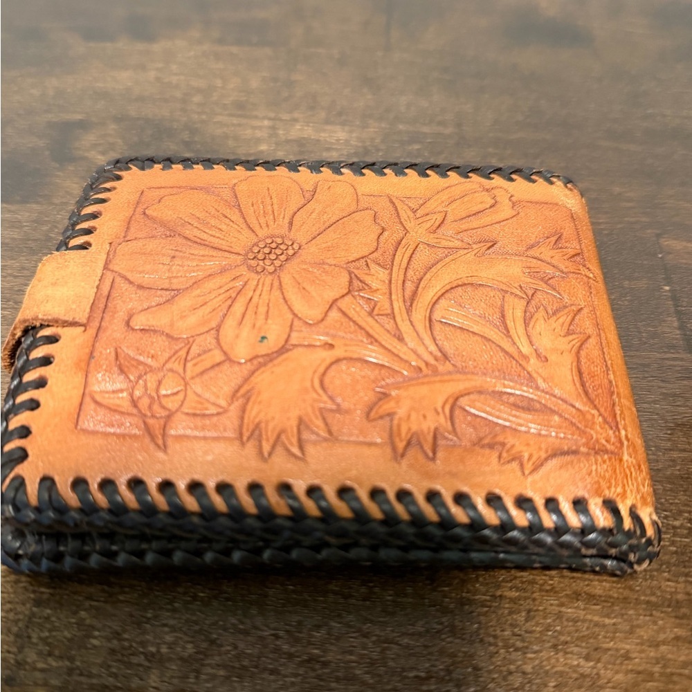 Vintage men’s leather wallet billfold. Bifold wallet. Embossed leather. Dogwood - Picture 2 of 7